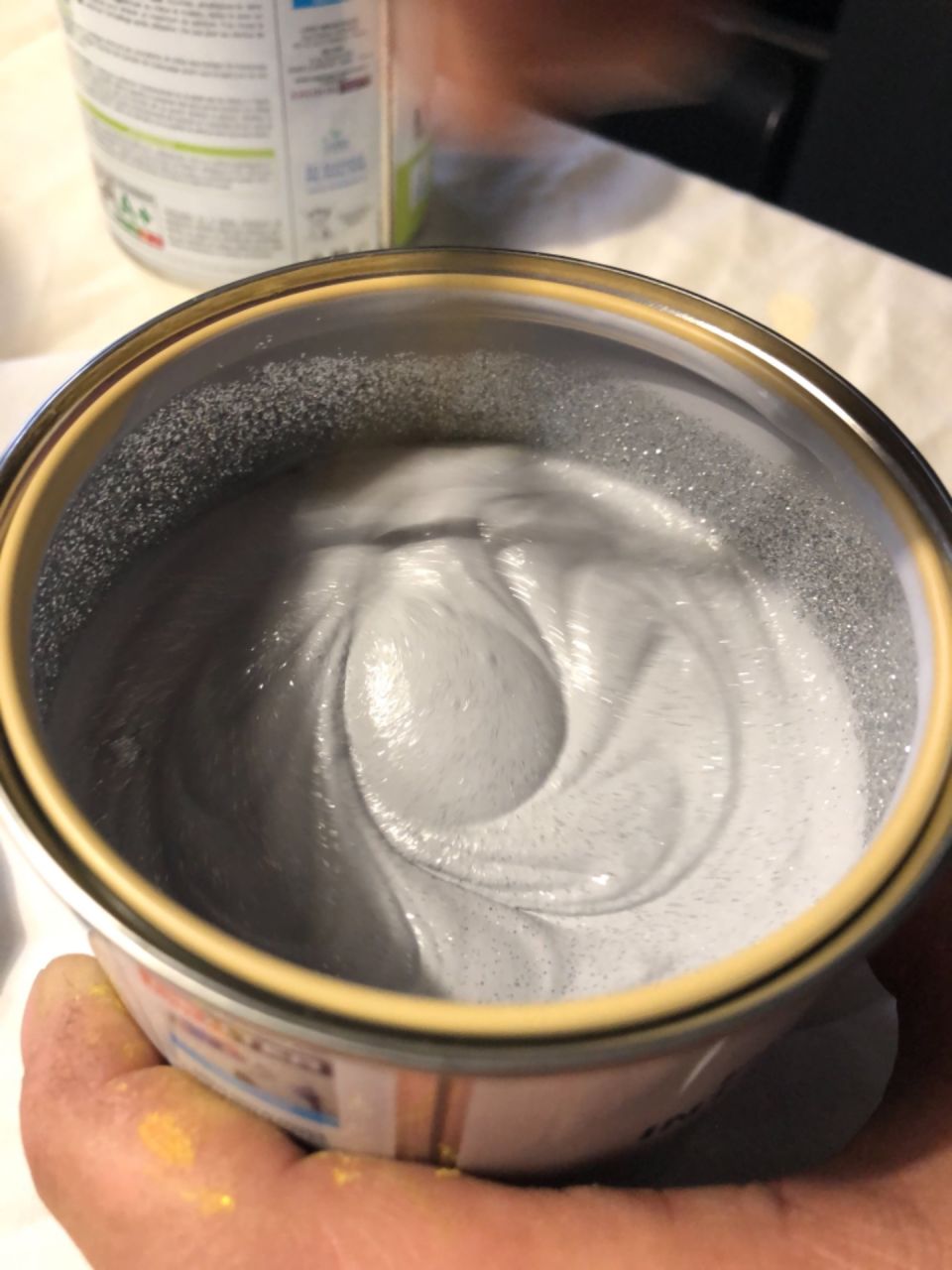 Voilà on est tombé d?accord sur les finitions de peinture de la pièce de vie 
<br />
Gris granit 3 de chez luxens avec paillettes argent