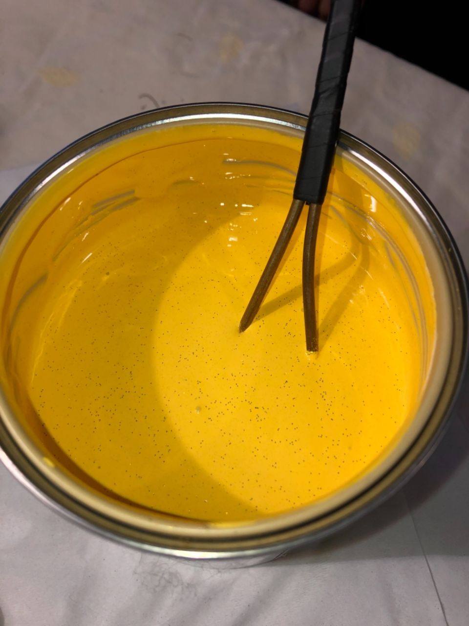Voilà on est tombé d?accord sur les finitions de peinture de la pièce de vie 
<br />
Couleur banana 3 de chez Luxens paillettes doré ajoutée