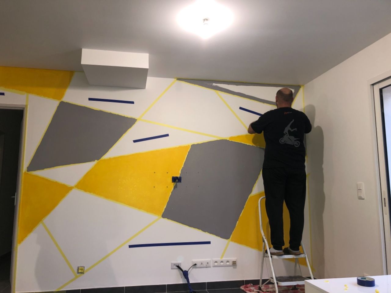 Voilà c?est parti pour le dernier pan de mur que l?on savait pas comment et surtout quelles couleurs choisir 
<br />
On opte sur du graphique géométrique