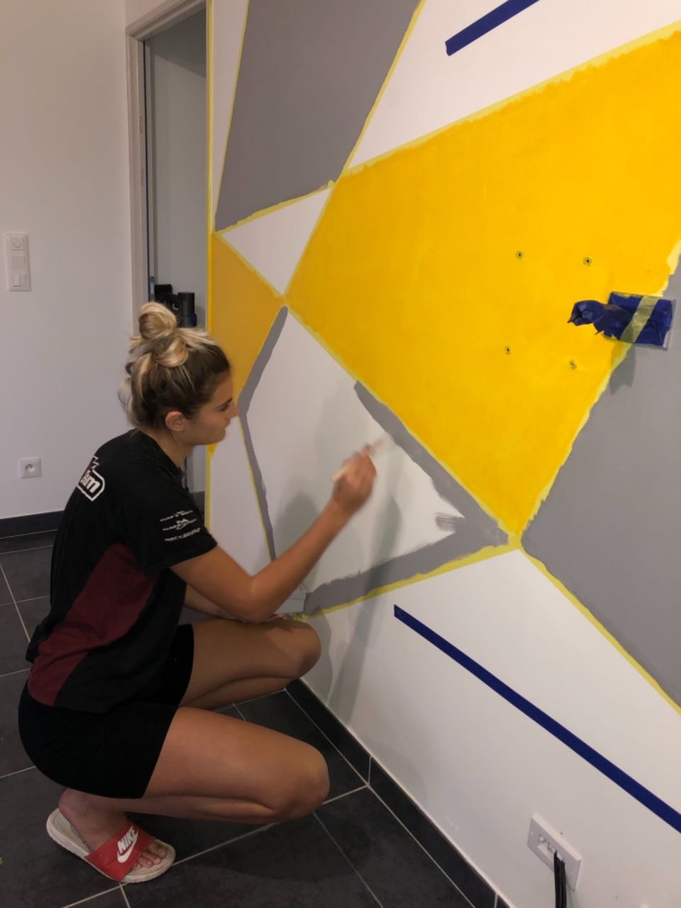 Voilà c?est parti pour le dernier pan de mur que l?on savait pas comment et surtout quelles couleurs choisir 
<br />
On opte sur du graphique géométrique