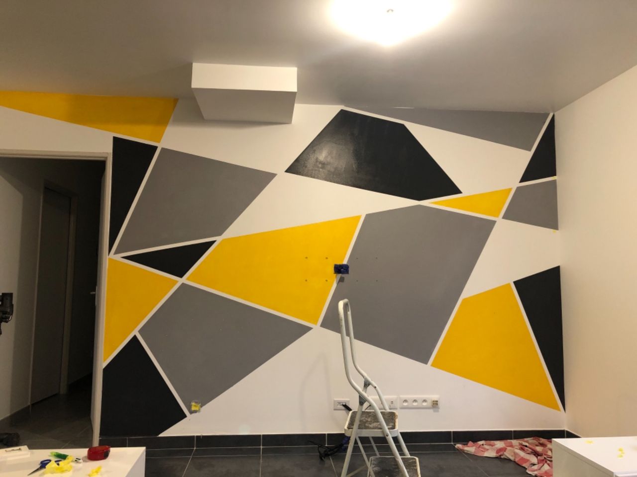 Voilà c?est parti pour le dernier pan de mur que l?on savait pas comment et surtout quelles couleurs choisir 
<br />
On opte sur du graphique géométrique