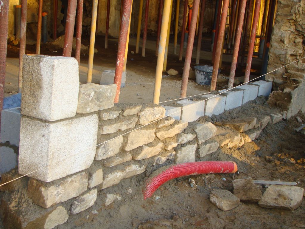 relevation des murs en pierre et ouverture en pierre de taille