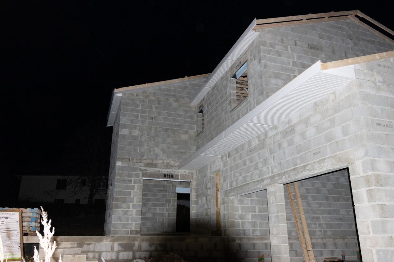 Toiture et bardage en cours de réalisation