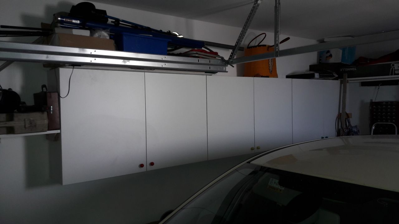 meubles haut IKEA dans garage