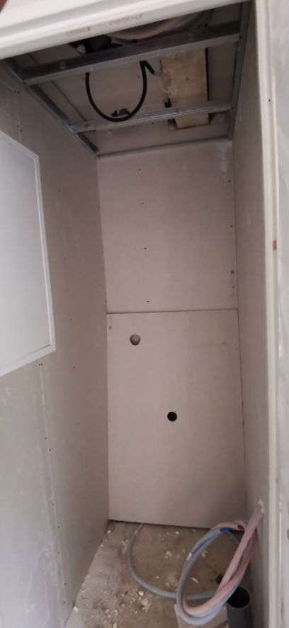 Placo en cours, le plafond des WC du RDC à été rabaissé du coup on perd en hauteur sous plafond