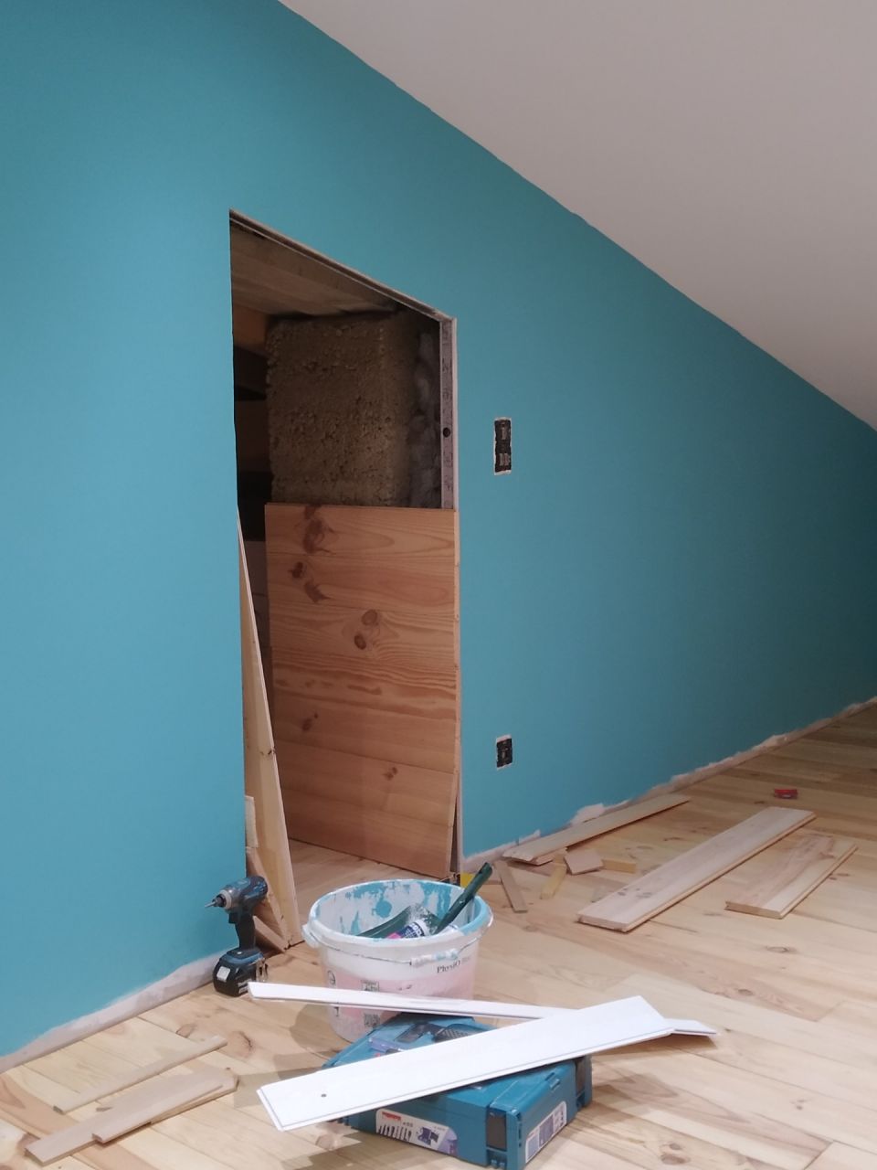 J'ai pris le choix de passer mes quelques lames de parquet qui me restent sur les bras pour réaliser la jonction entre 2 mezzanines, une ouverte sur la salle à manger/cuisine et une qui fera office de bureau et qui est ouverte sur l'escalier joignant la partie jour et la partie nuit