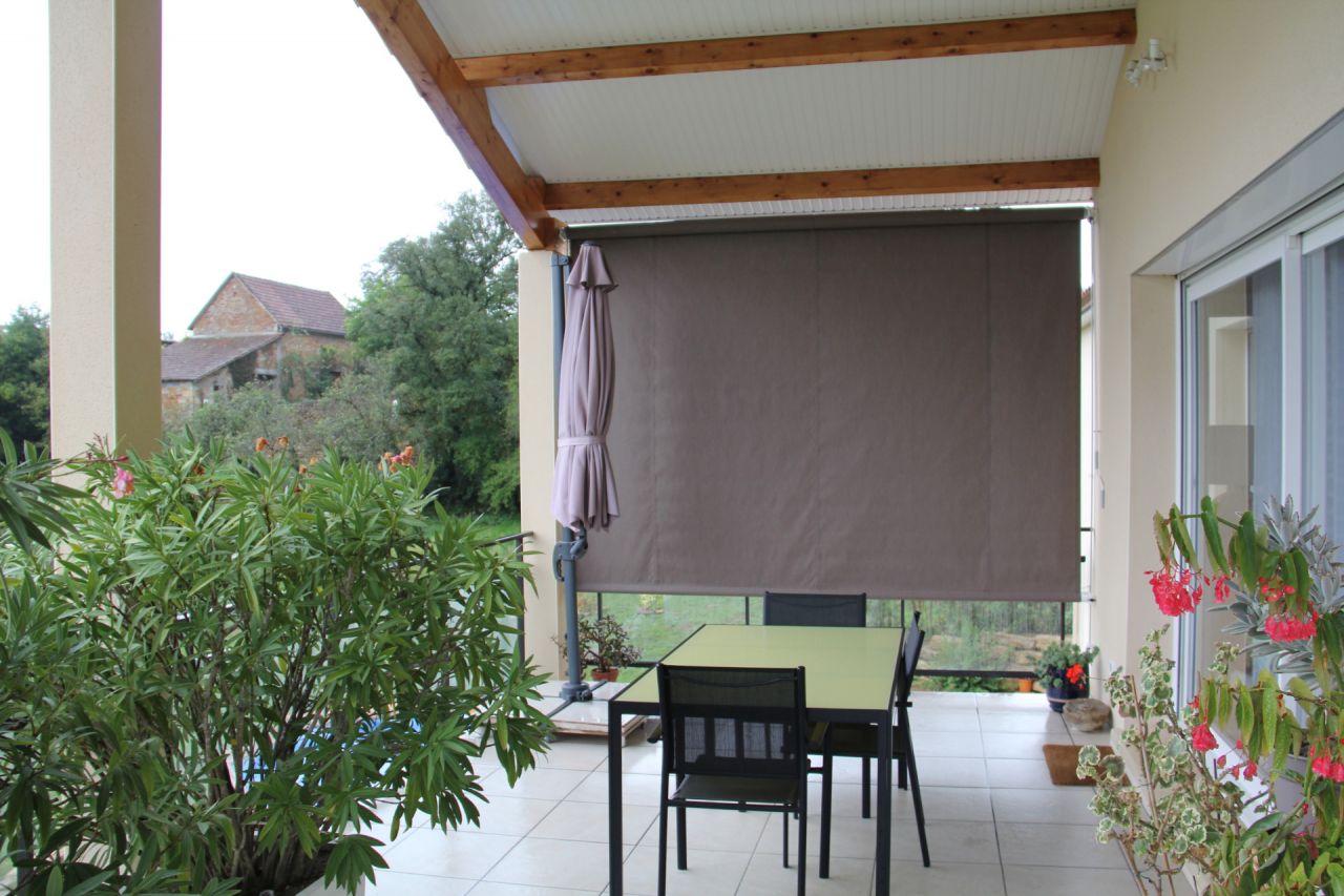 Le store posé. Vue terrasse