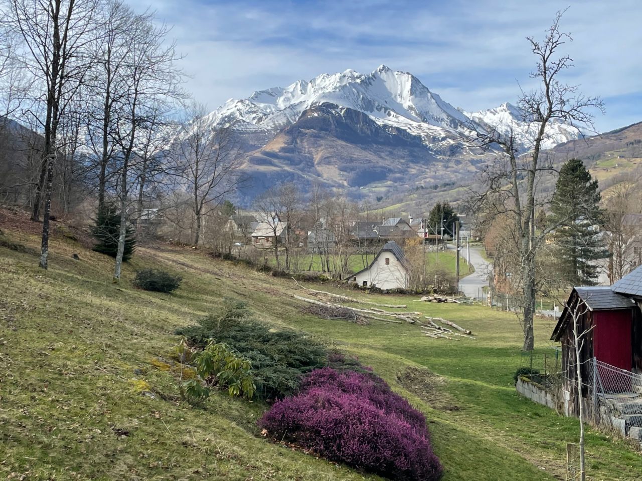 La vue du terrain qui va accueillir les maisons relais. En cours de nettoyage et d'lagage.