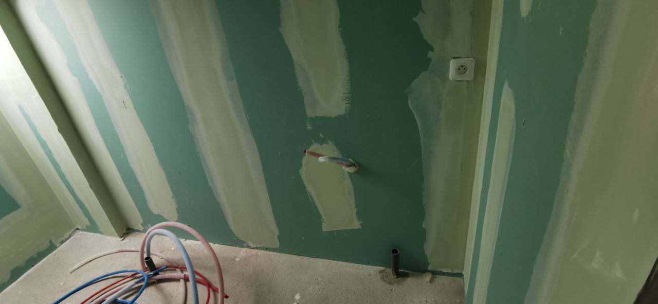 Bandes placo terminées, pas de film polyane sous les cloisons...
