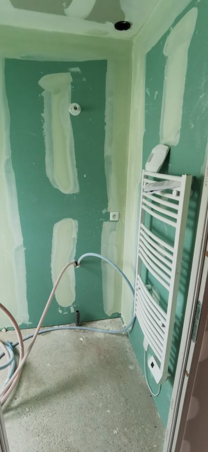 Bandes placo terminées, pas de film polyane sous les cloisons...