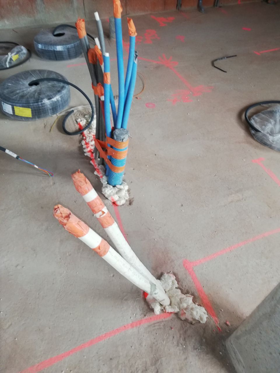 reprise des réseaux après coulage à cause d'un mauvaise implantation au coulage de la dalle RDC : rebouché à la mousse polyuréthane ???