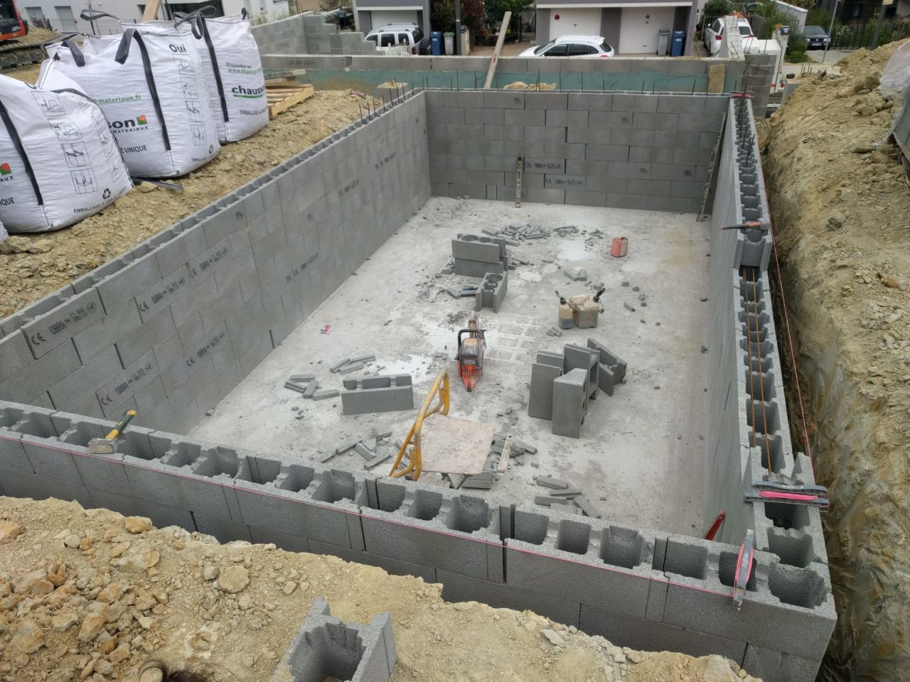 Piscine. Il ne reste plus que le coulage.