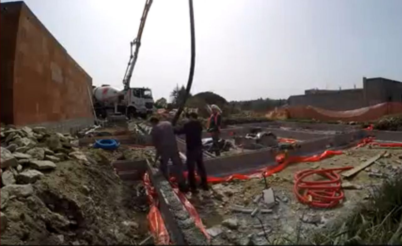 Coulage du béton dans les murs de soubassements