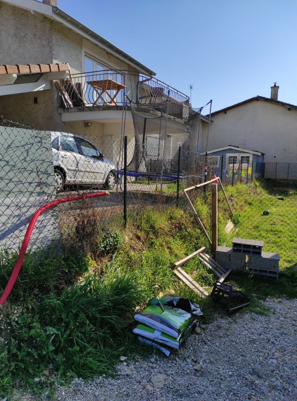 limite de propriete cote entre.  Mur de soutenement a faire