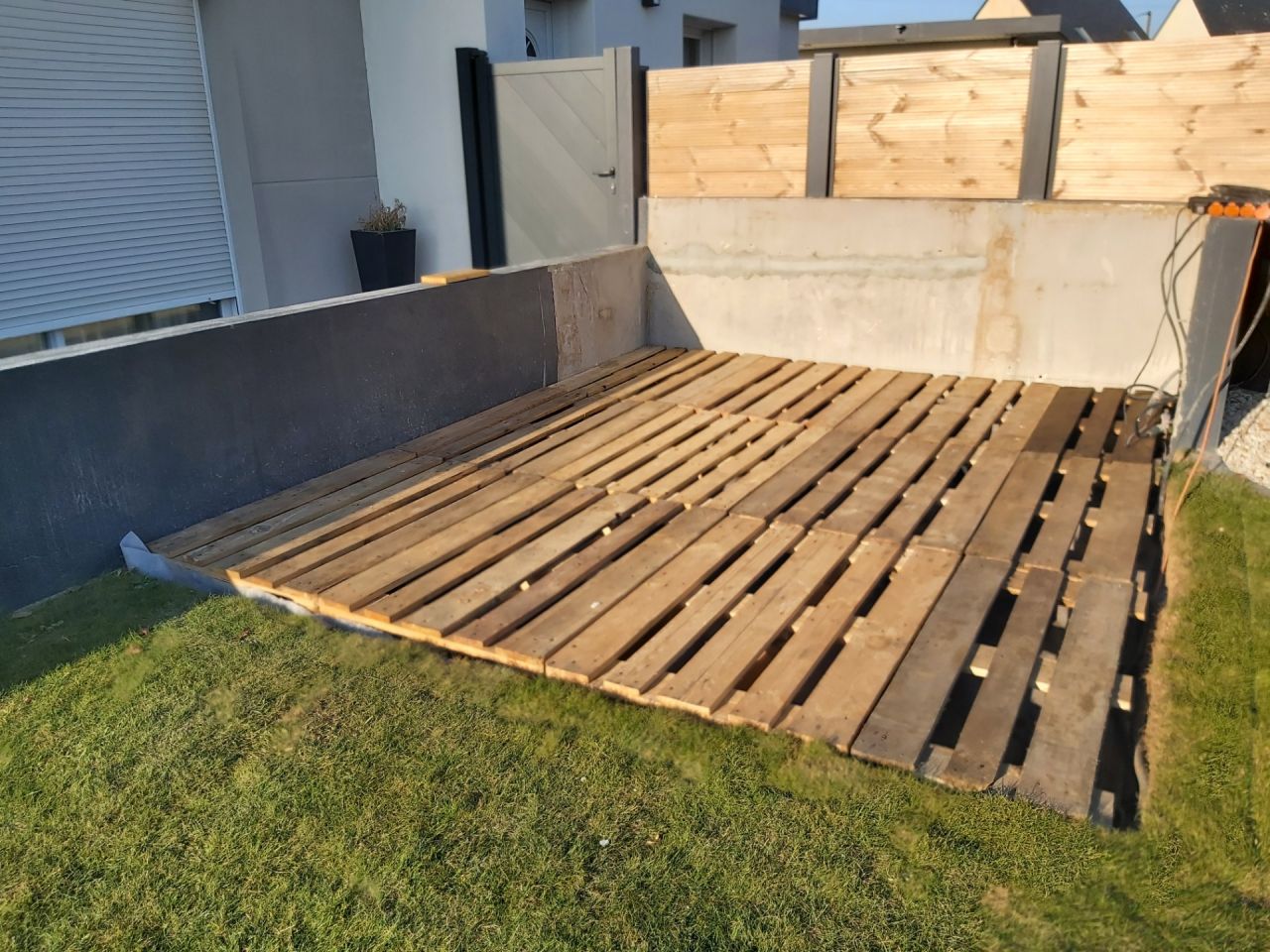 Après la pose du geotextile et la pose des pavés de stabilisation,  la mise en place des palettes europe