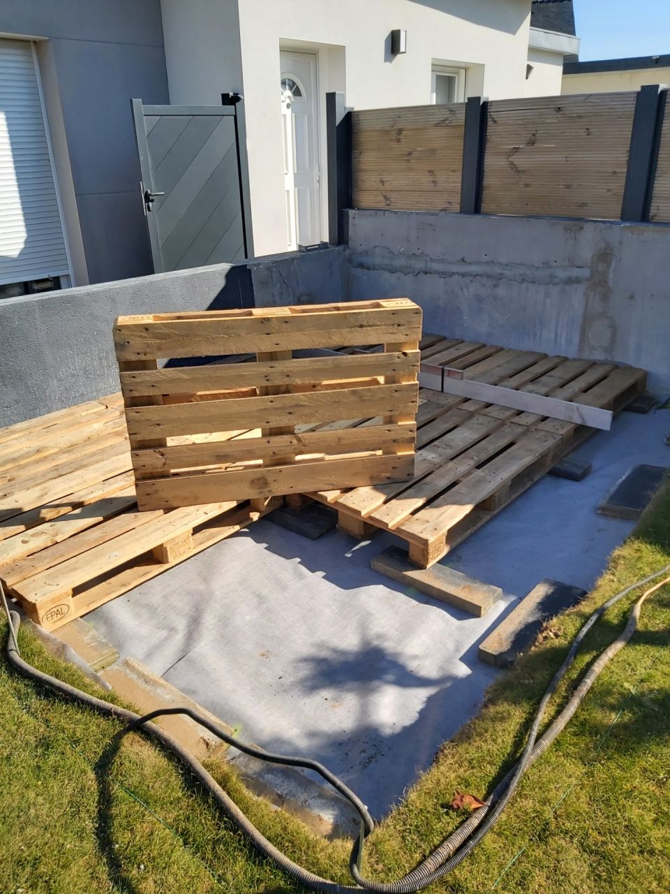 Après la pose du geotextile et la pose des pavés de stabilisation,  la mise en place des palettes europe