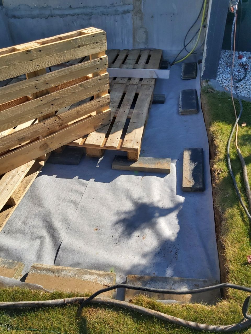 Après la pose du geotextile et la pose des pavés de stabilisation,  la mise en place des palettes europe
