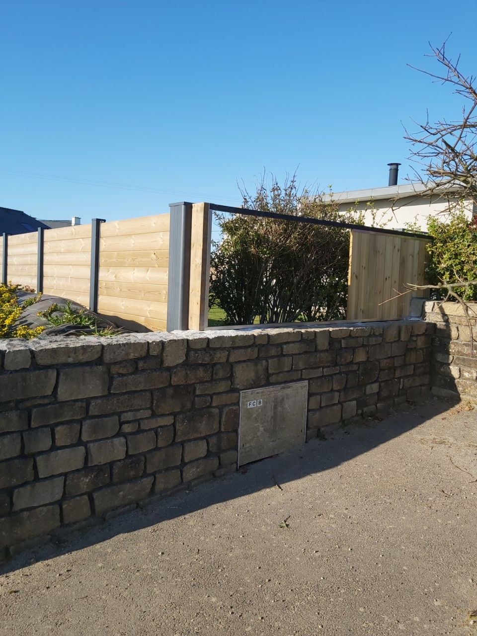 Pose d'un cadre en alu en forme de U pour la pose de planche de terrasse .
<br />
La continuité des claustras