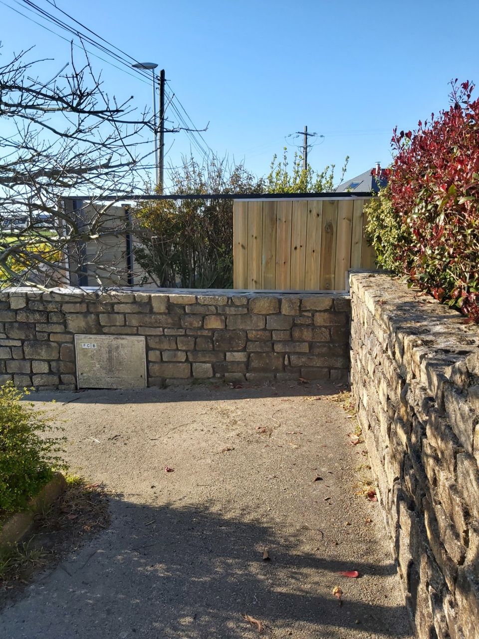 Pose d'un cadre en alu en forme de U pour la pose de planche de terrasse .
<br />
La continuité des claustras