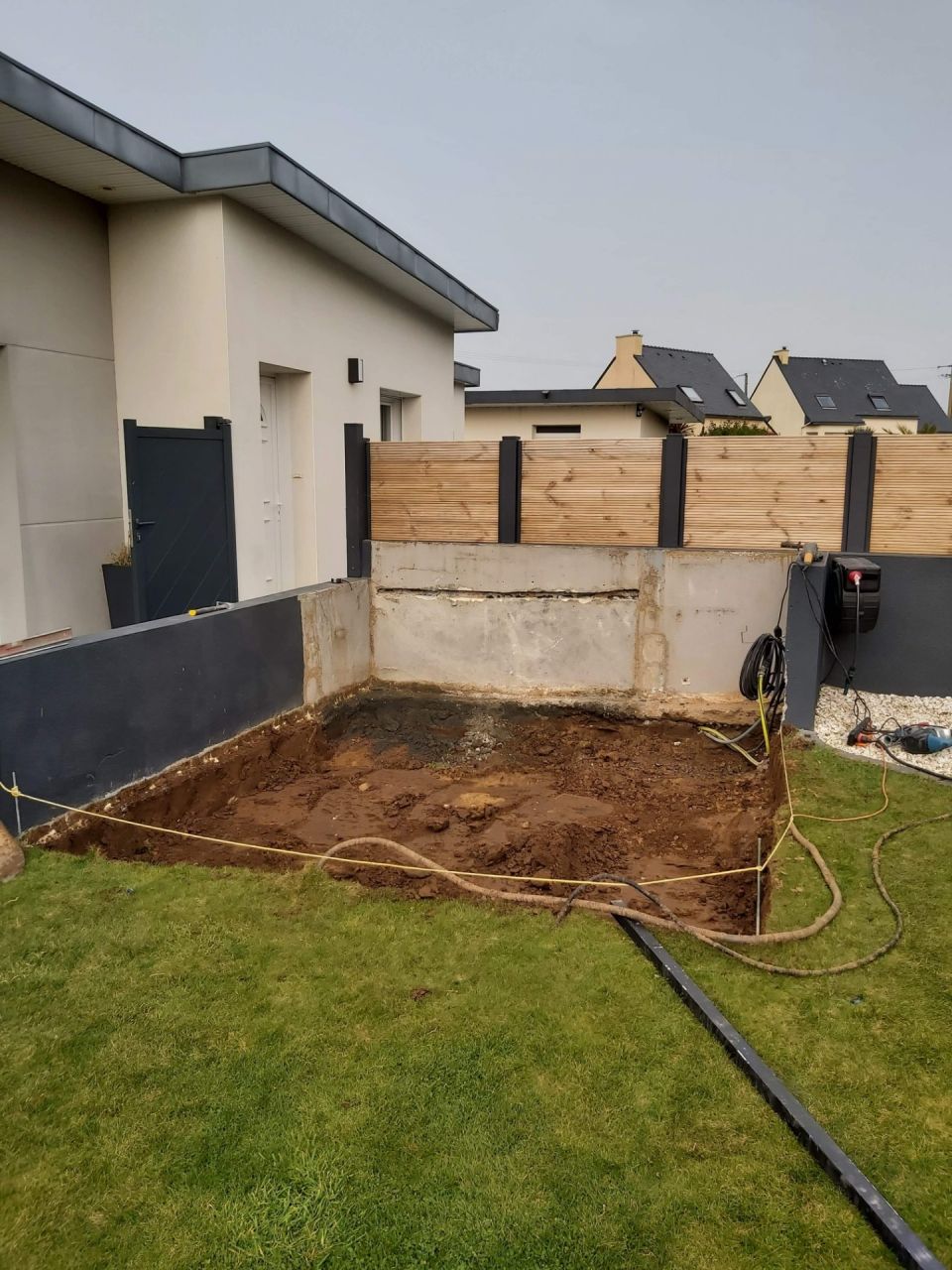 Décapage et évacuation pour la terrasse du spa