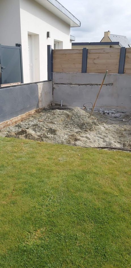 Décapage et évacuation pour la terrasse du spa
<br />
Le bassin a disparu