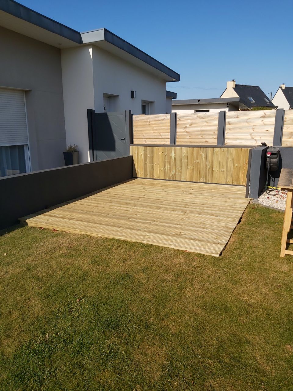 Mis en place des lames de terrasse CL4 pour habillage du pourtour
