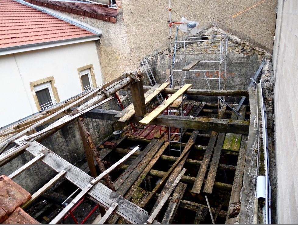 Tuiles et charpente en cours de dépose