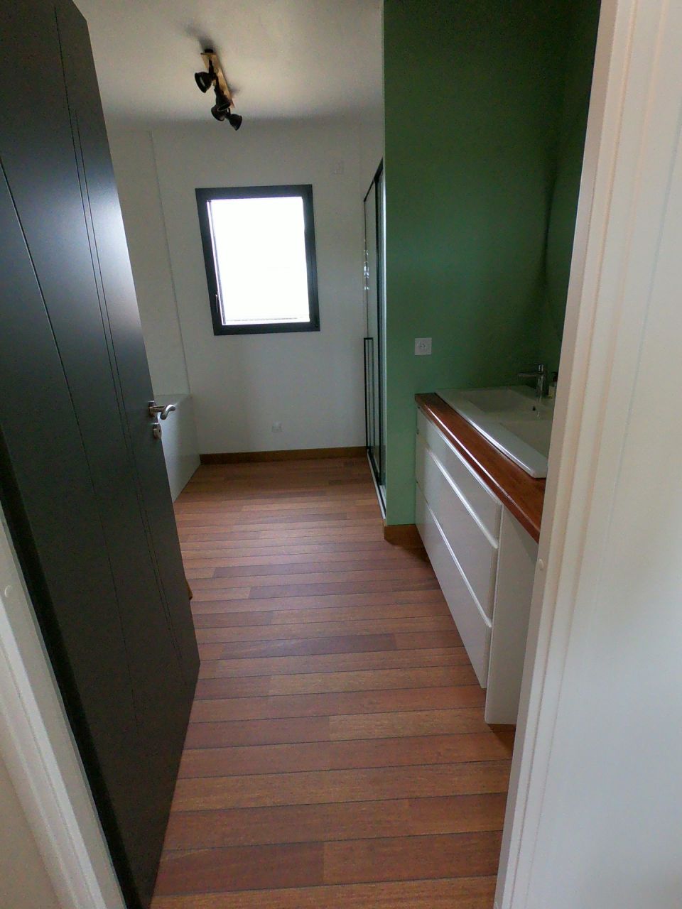 Fin des travaux des sols.

Résultat final carrelage & parquet.