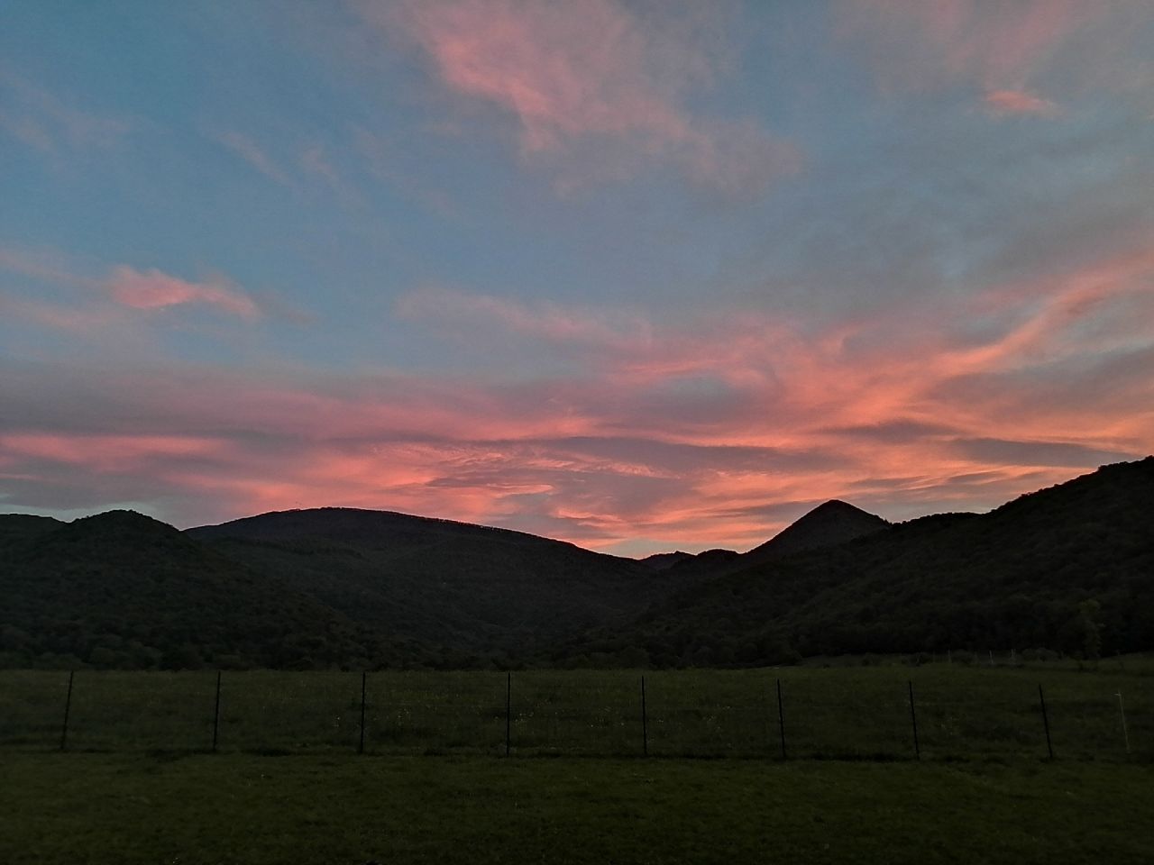 Coucher de soleil derrière les collines