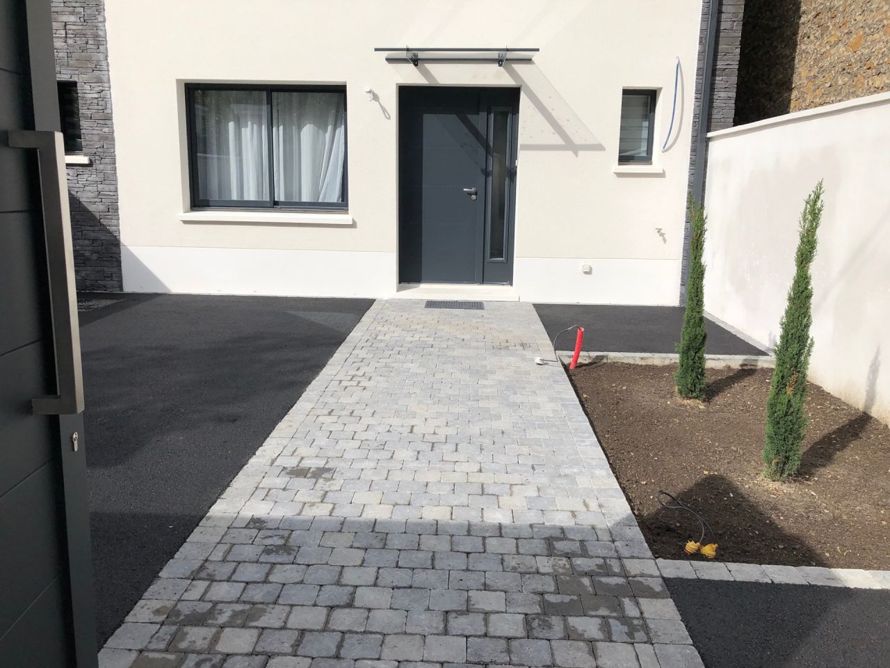 Réalisation de l'enrobé bitumineux de la cour