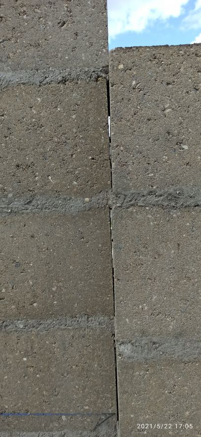 malfaçon: les chaînages verticaux inutiles à cause des 10cm de + montre un jour important... dans ce qui doit être la suite parentale