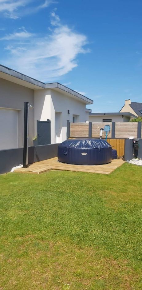 La douche solaire est venue en complément du spa blue navy 6 places de chez intex