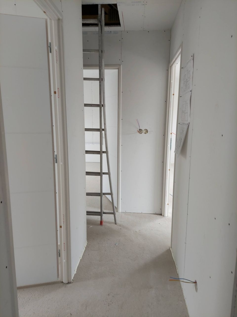 1er étage : trappe pour accéder au grenier.