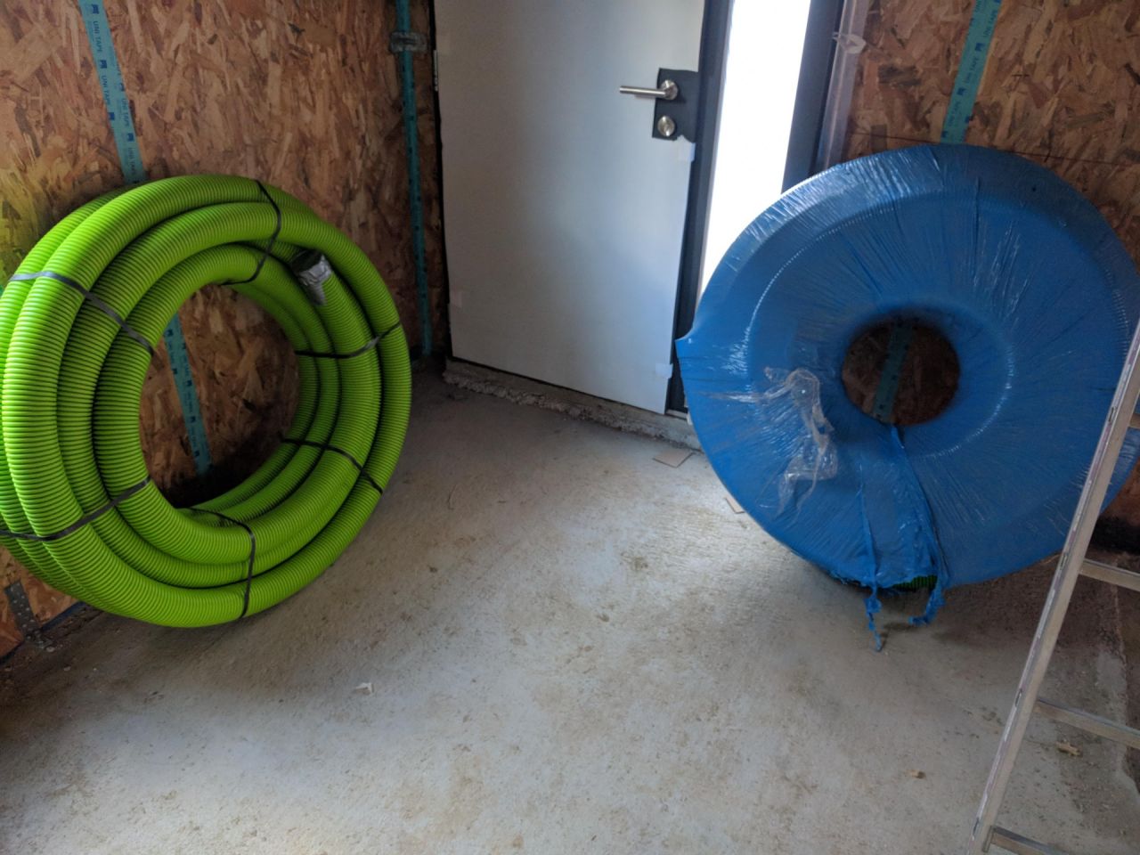 Gaines de VMC et de circuit de distribution d'air en 90mm. Ca pese un certain poids. Ca va etre rigolo de fixer ca aux solives.