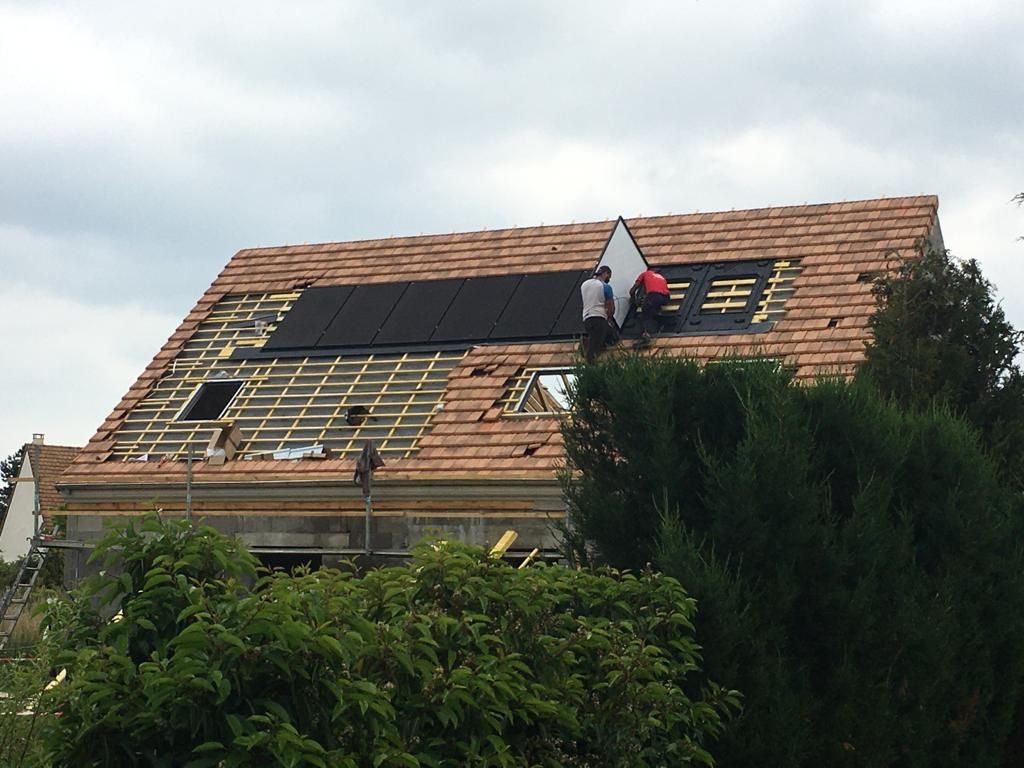 Pose des tuiles et des panneaux photovoltaïques côté jardin