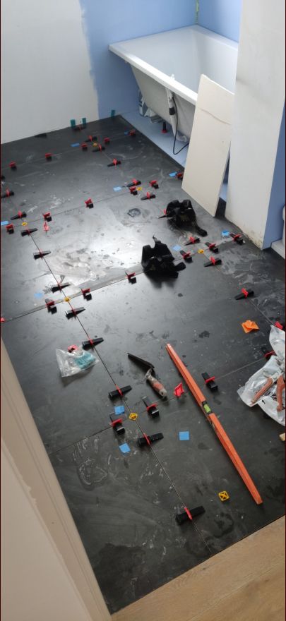 Carrelage sol de la salle de bain en cours