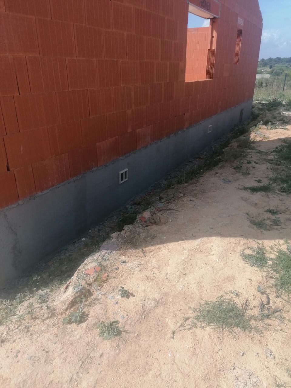 Enduit hydrofuge sur le vide sanitaire + pose des grilles d'aration sur deux cts de la maison (le derrire de la maison et le cot)