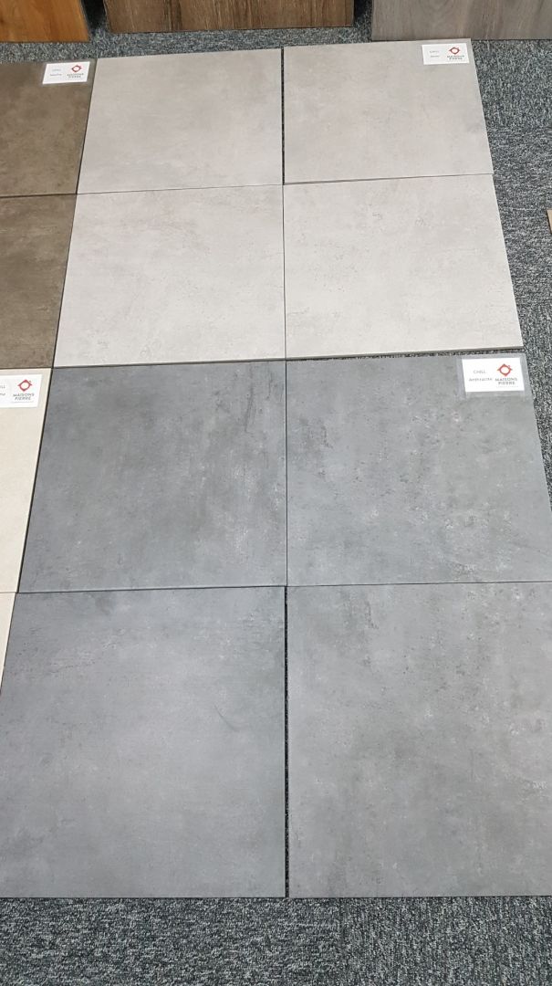Carrelage du haut pour le cellier et celui du bas pour les pièces d'eau