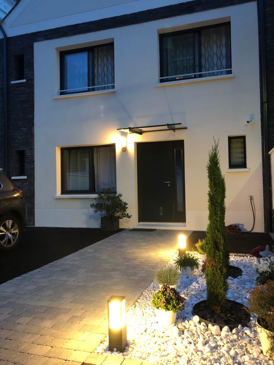 Ambiance lumineuse jaune complète dans la cour en soirée