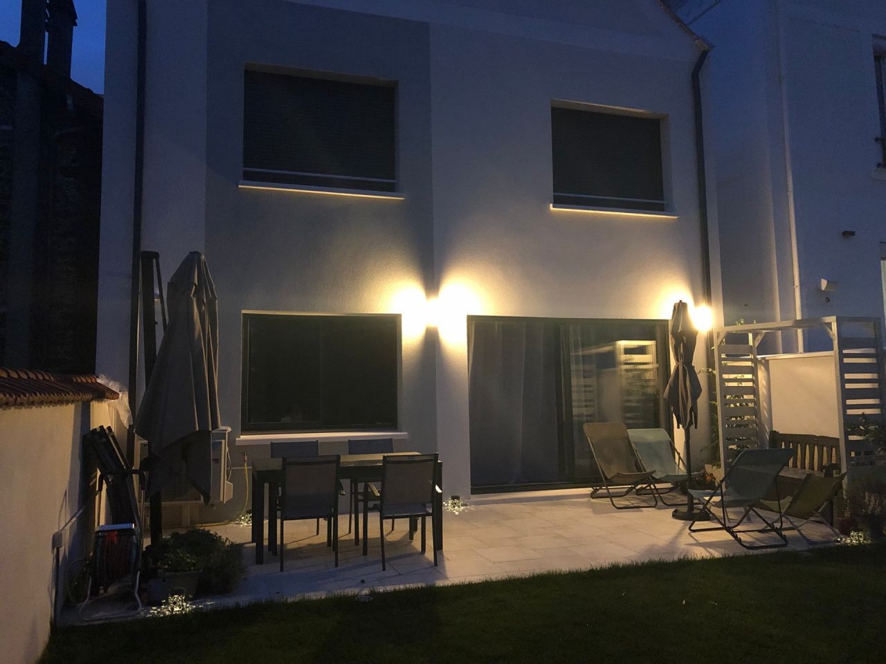 Ambiance lumineuse jaune sur la terrasse en soirée
