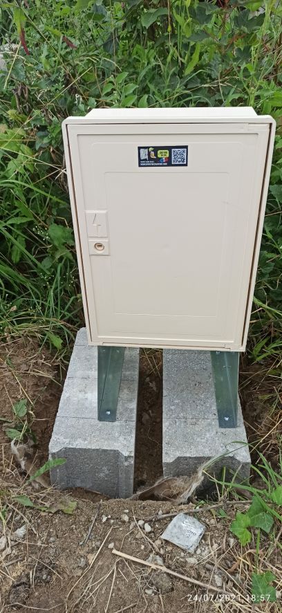 préparation coffret de branchement provisoire.
<br />
Etant donné les forts vents, les pieds ont été fixés sur des parpaings qui seront entièrement enterrés.
<br />
L'installation par ENEDIS est prévue pour le 04 Août