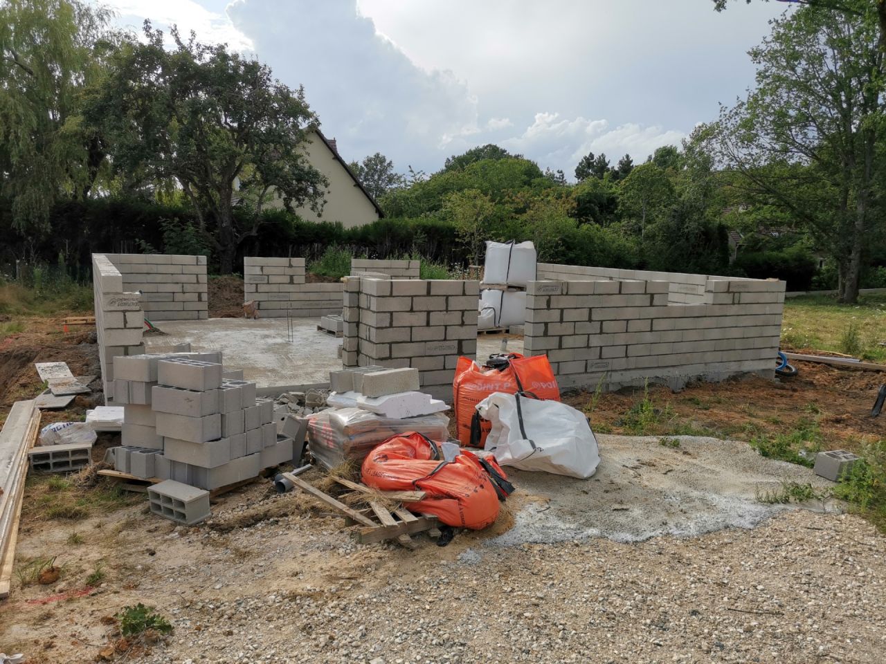 Début de l'élévation des murs