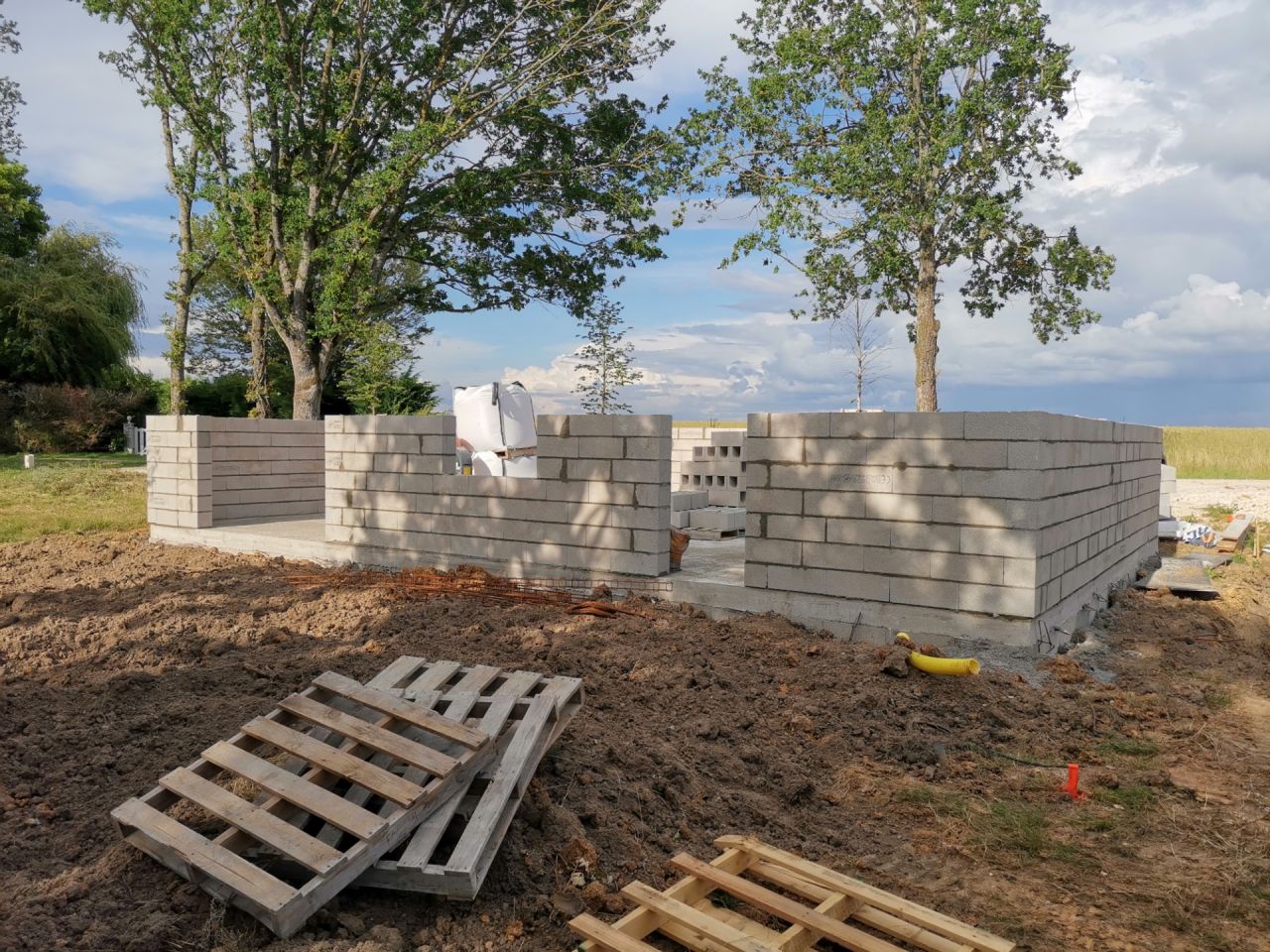 Début de l'élévation des murs