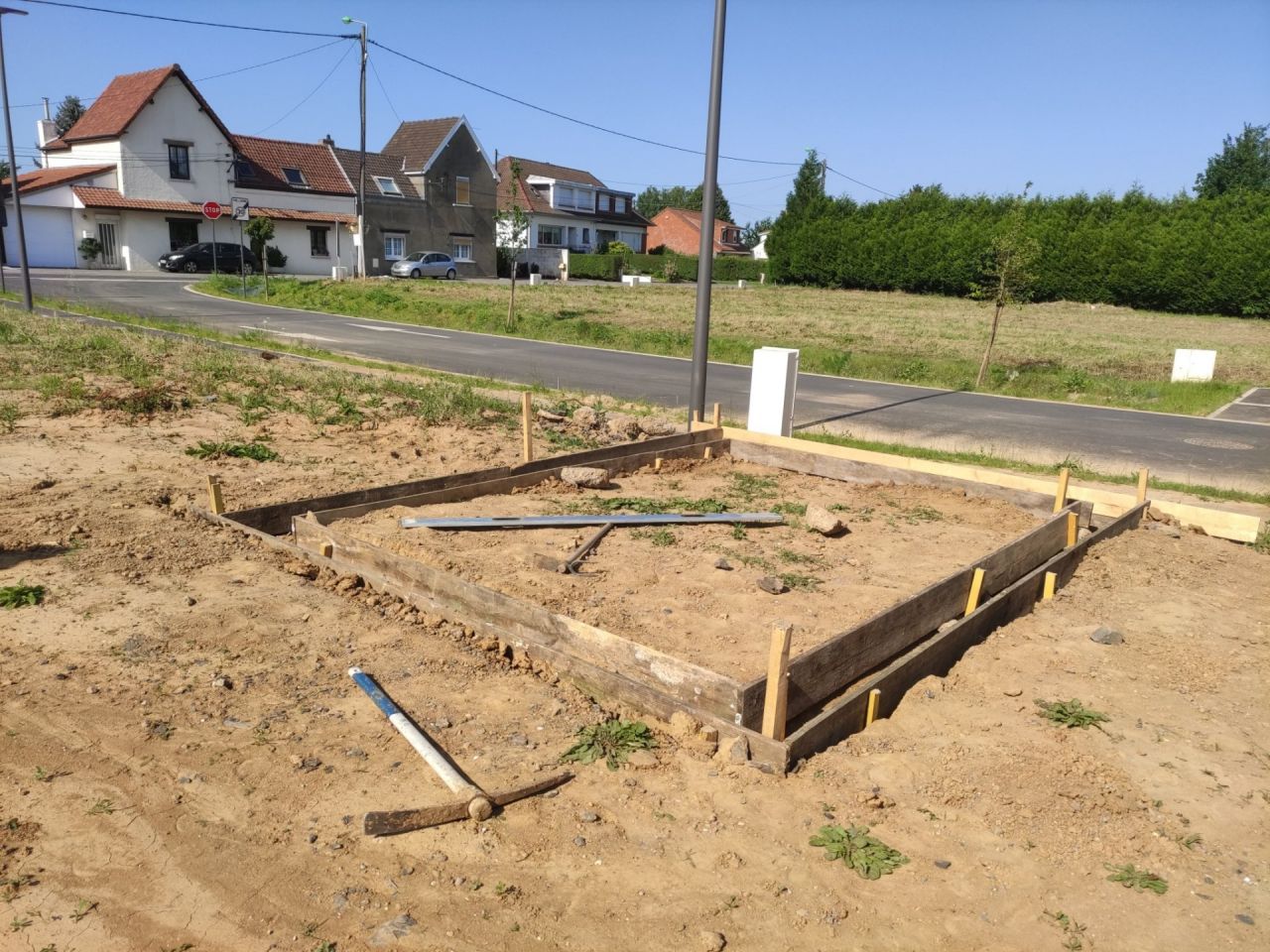 Début fondations chalet jardin