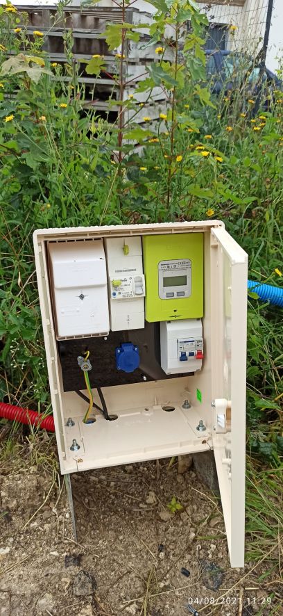 coffret provisoire terminé, branché, sous tension...
<br />
Plus qu'à faire un contrat avec un fournisseur d'énergie (EDF ou concurrence)