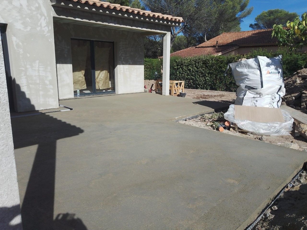 Réalisation d'un chape maigre sur la dalle de la terrasse avec pentes et caniveaux - 05/08/21