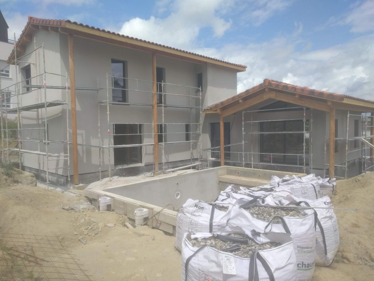 Facade. Couleur parex G30 (gris souris) imposé. On a pas osé demander autre chose sur le permis de construire. On aurait du.....