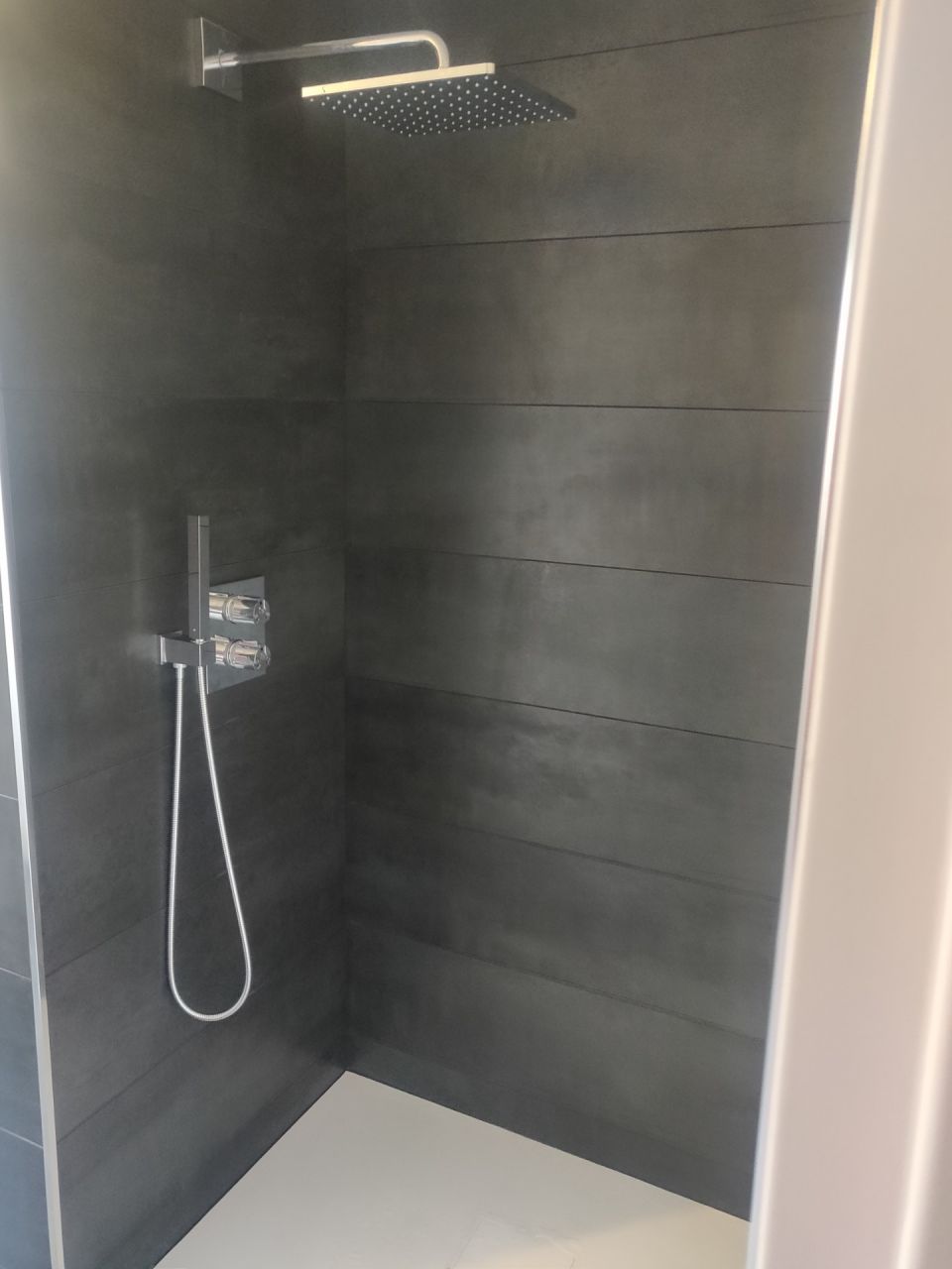 Douche de la salle de bain terminée, en attendant le pare douche
