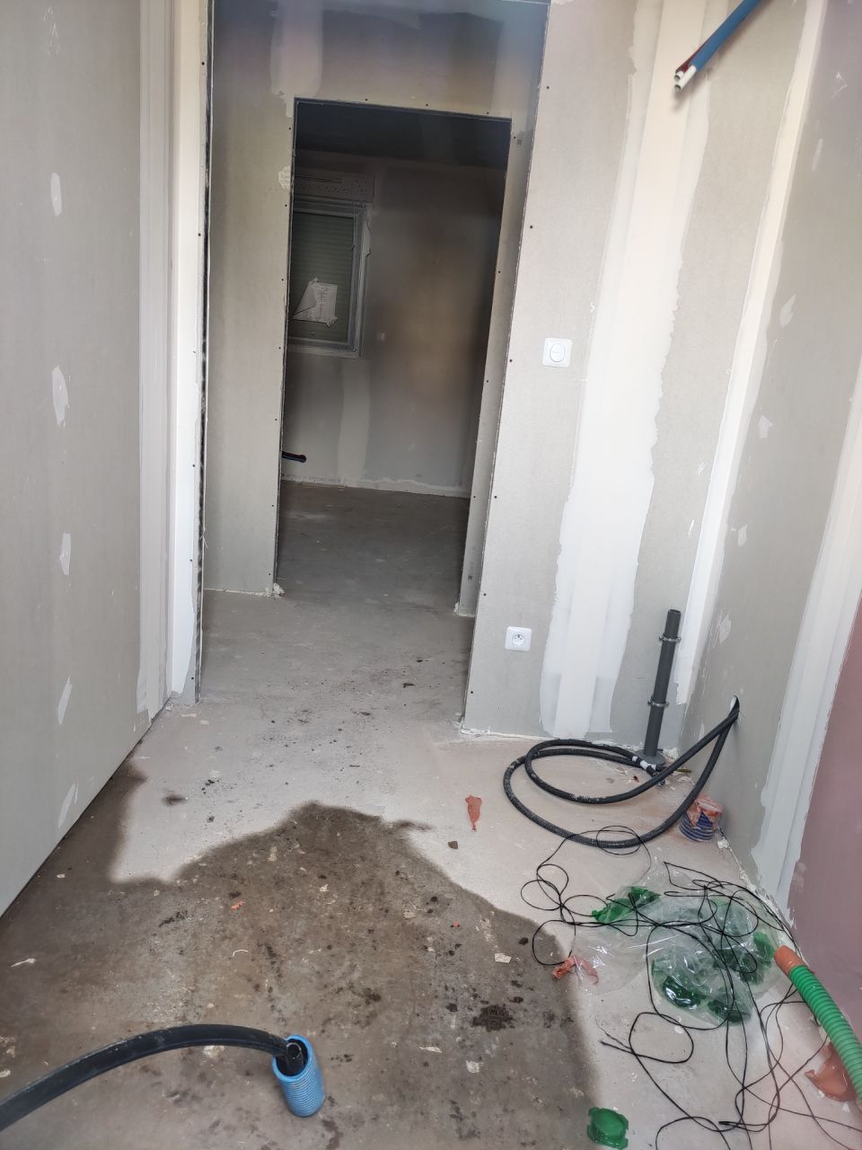 L eau est bien arrivée dans la maison mais ça fuit.