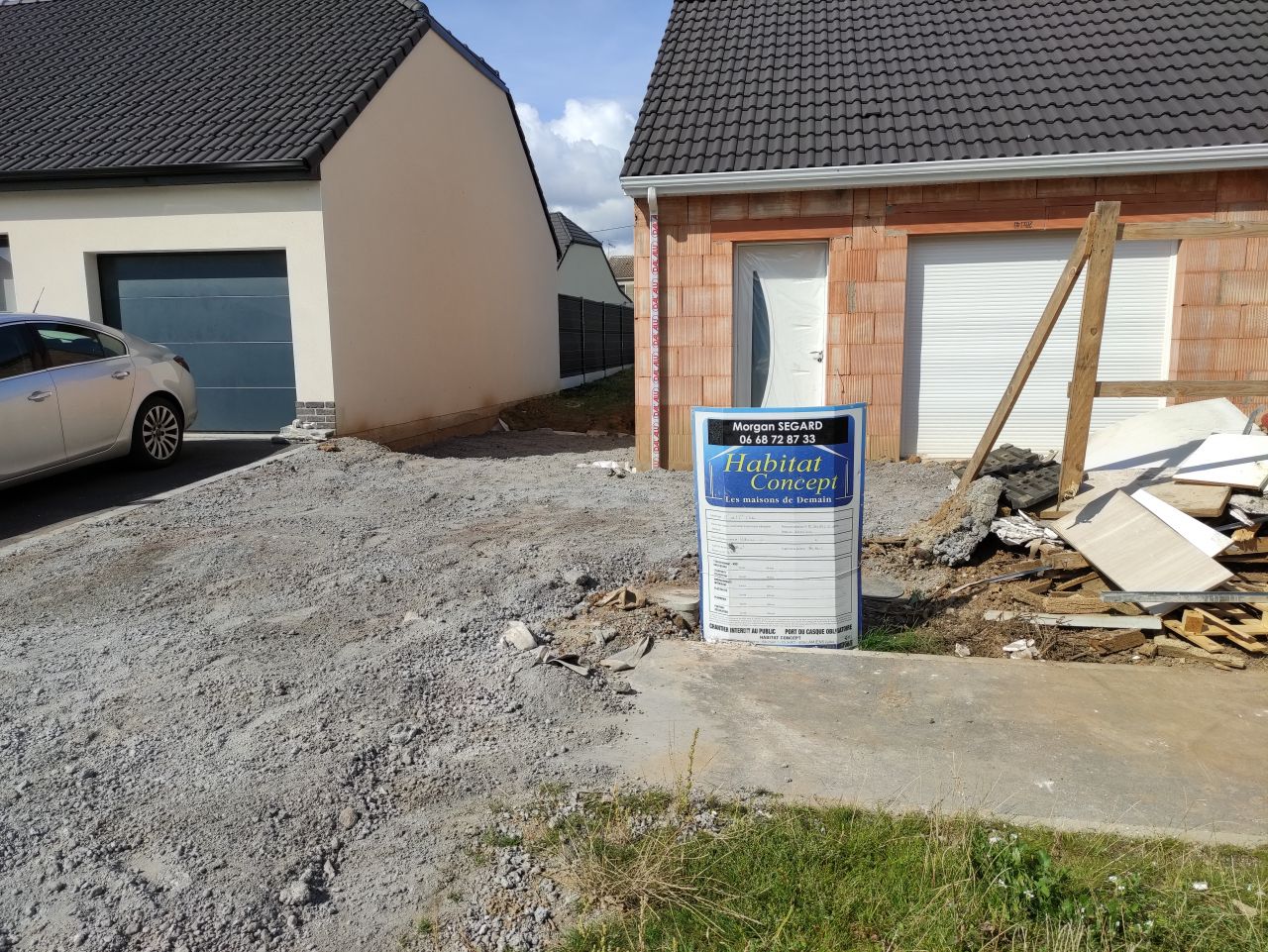 Après viabilisation du terrain, aplanissement de l accès chantier.